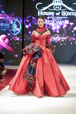 เจิดจรัส!!! สะท้านรันเวย์ แพนเค้ก เขมนิจ Thai supermodel ตัวแทนประเทศไทยบนรันเวย์ระดับโลก London Fashion week 2020 โดยแบรนด์ไทย Hilltribe House สง่าที่สุดบนรันเวย์นี้!!! #Alicio #Aliciothail…